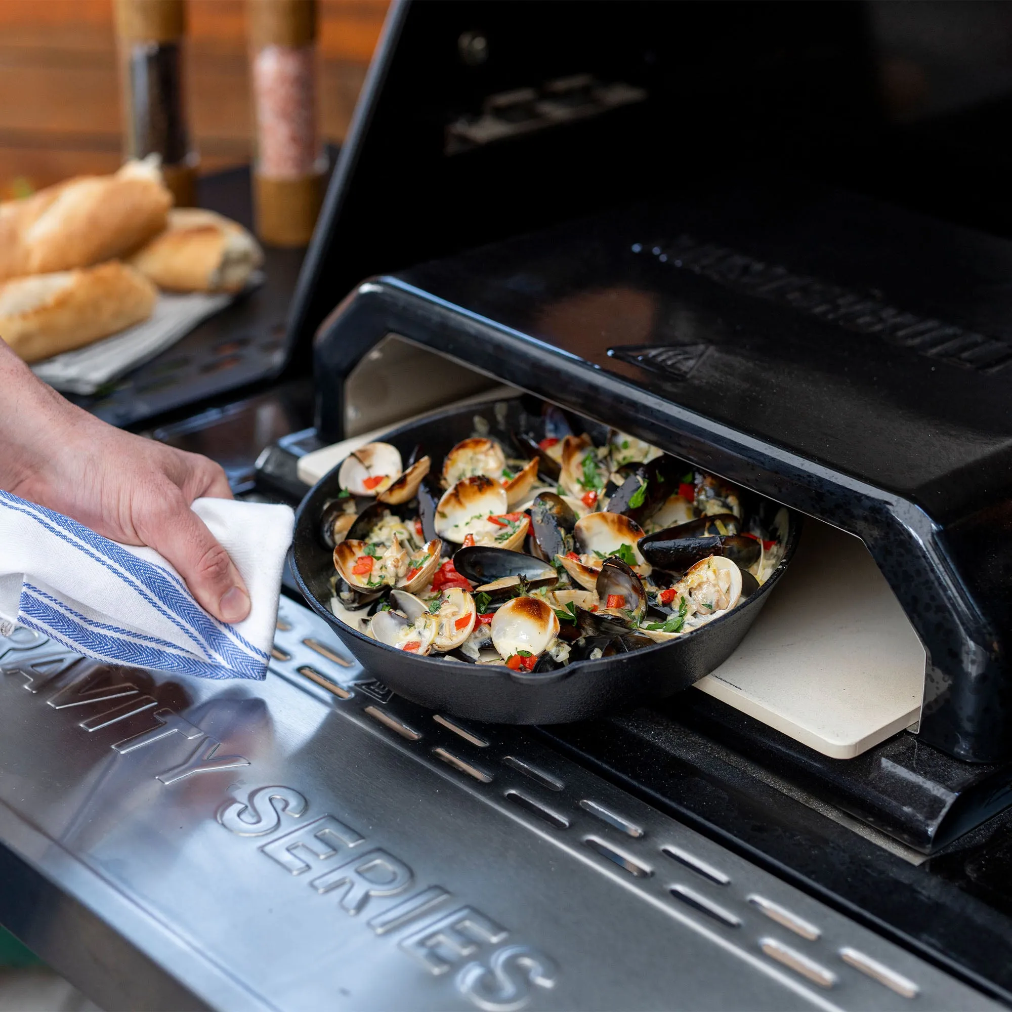 Masterbuilt Gravity Series 1150 Digital Charcoal Grill & Smoker